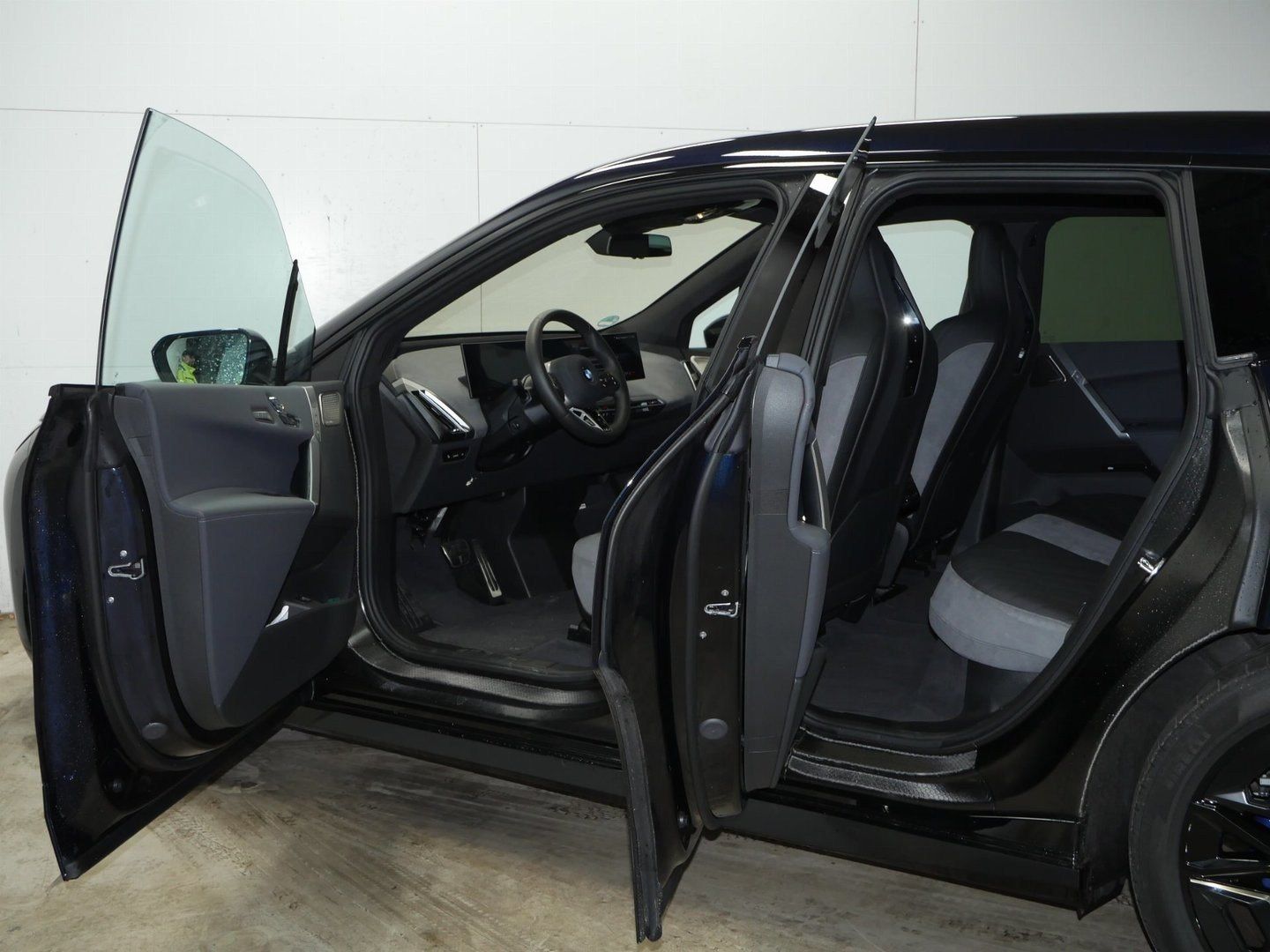 Fahrzeugeinzelansicht 17 Fahrzeugabbildung BMW iX xDrive60 |M Sportpaket| B&W| Panorama-Glasdac