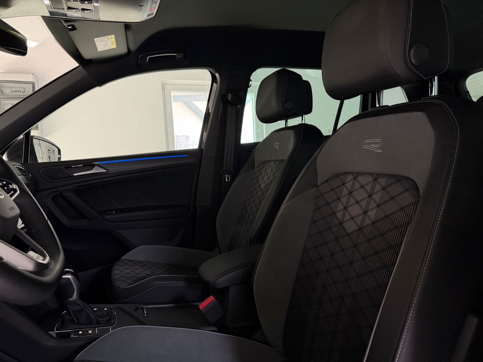 Fahrzeugabbildung Volkswagen Tiguan 2.0 TDI R-LINE/IQ-LED/KAMERA/ACC/AMBI+