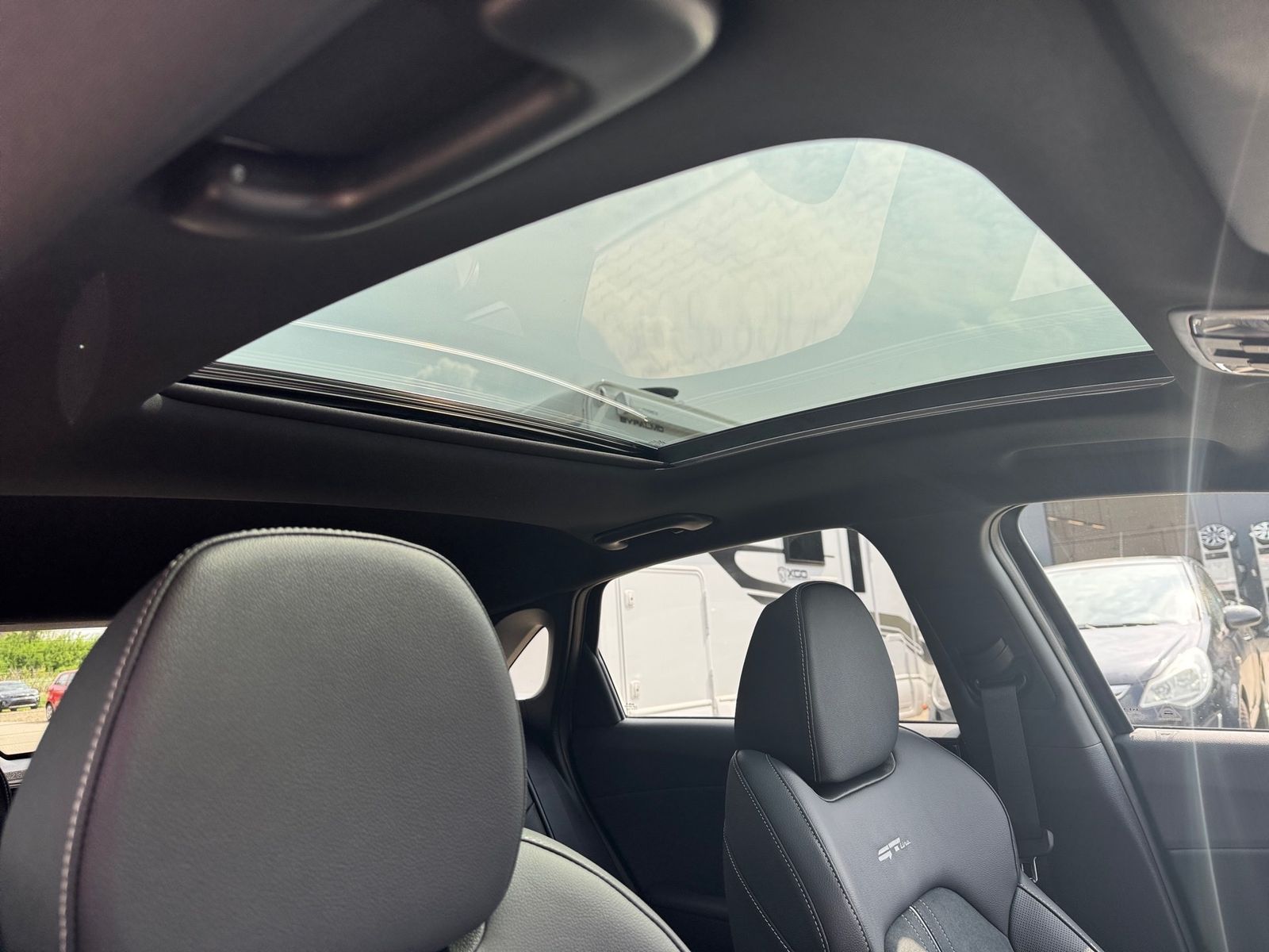 Fahrzeugabbildung Kia CEED_5 1.5T 140DCT7 GTL TEC LEDER GD 18Z