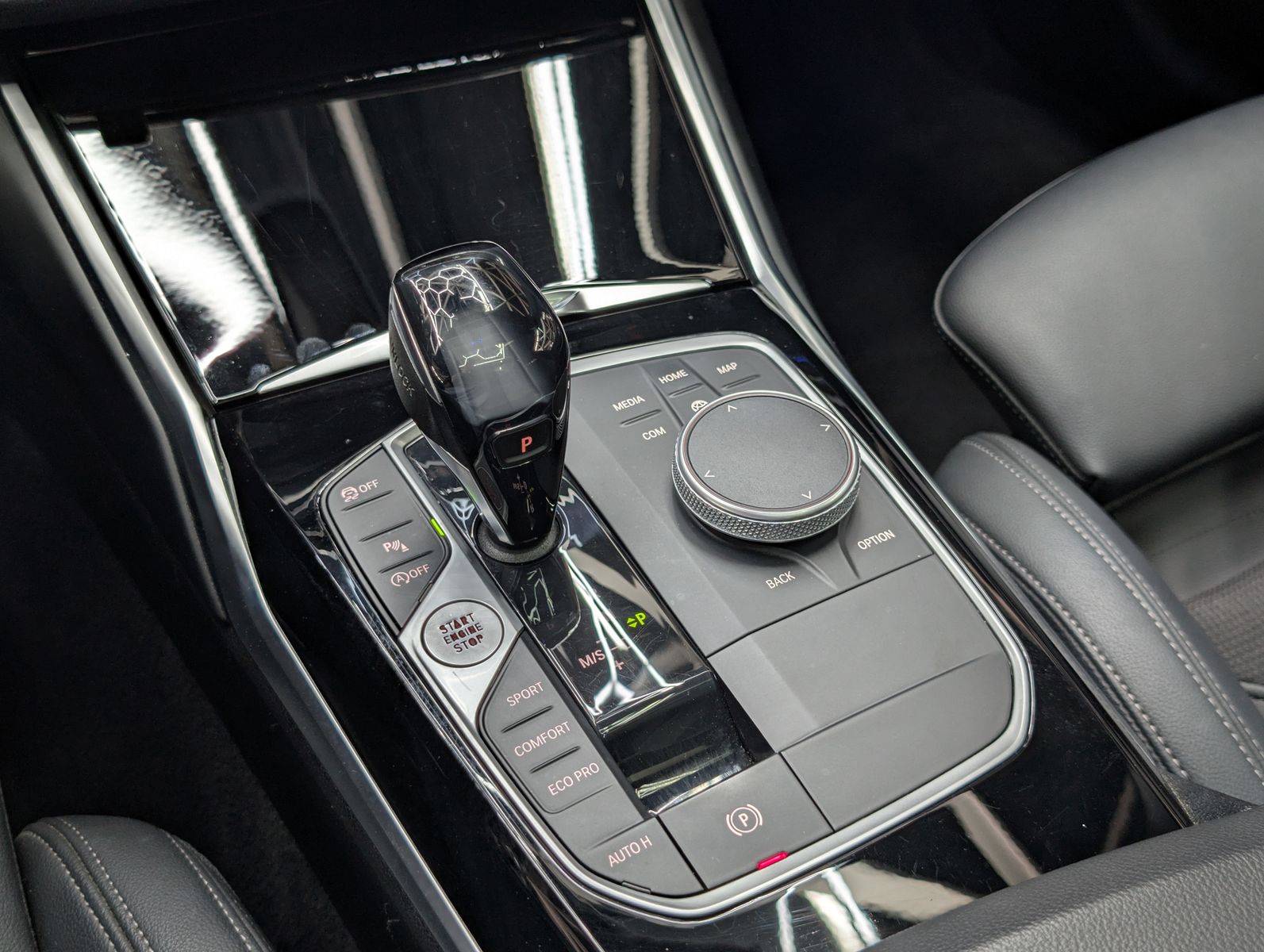 Fahrzeugabbildung BMW 320 i Sport Line Shadow H&K PANO ACC LEDER KAM