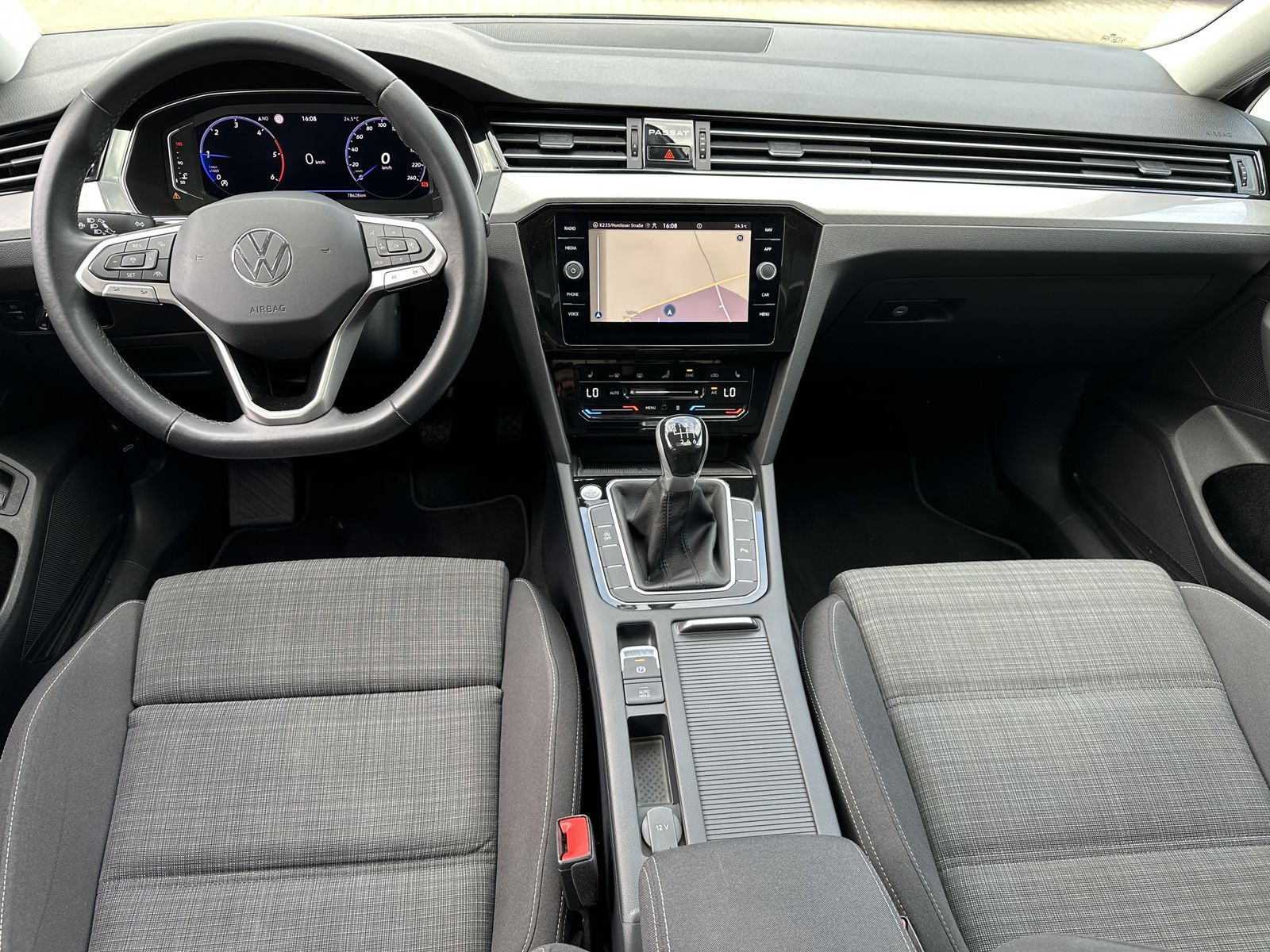 Fahrzeugabbildung Volkswagen Passat Variant 2.0 TDI Business NAV+LED+ACC+PANO