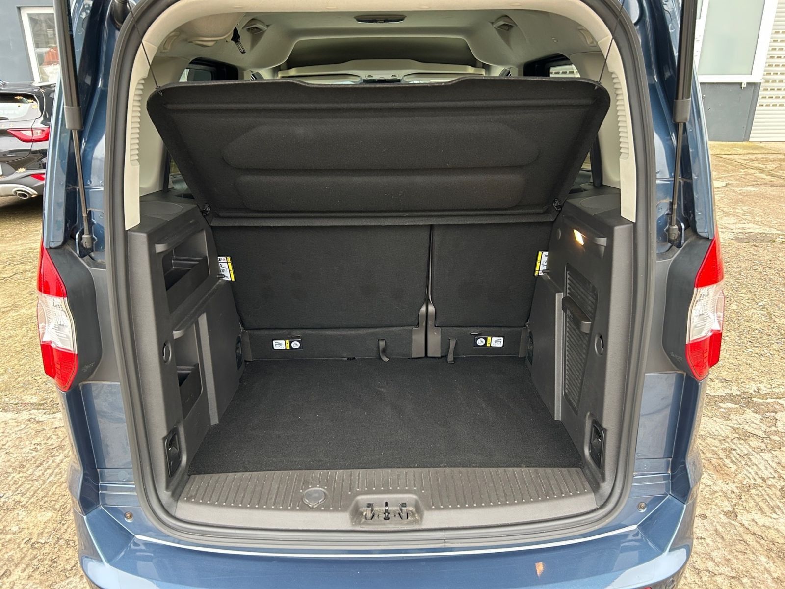 Fahrzeugabbildung Ford Tourneo Courier 1,0 Eco Boost Titanium AHK