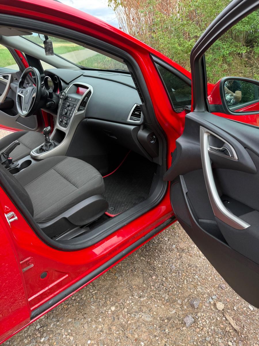 Opel Astra 2011 — photo 11