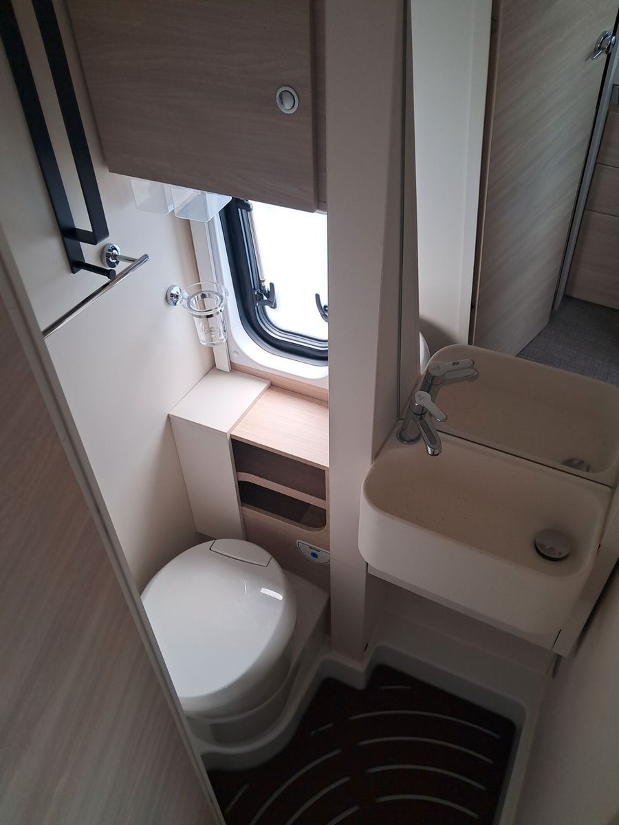 Fahrzeugabbildung Eura Mobil Van 635 EB Navi, Markise, Fahrradträger, AHK