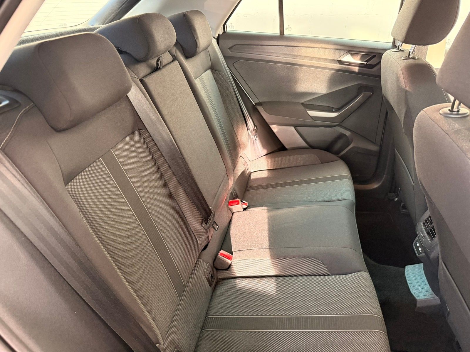 Fahrzeugabbildung Volkswagen T-Roc Life 1,5 TSI DSG +Discover Media +App-Con.