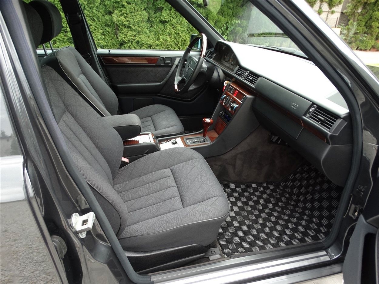 Fahrzeugabbildung Mercedes-Benz E 320 Kombi/Ausnahmezustand/7 Sitze/Klima