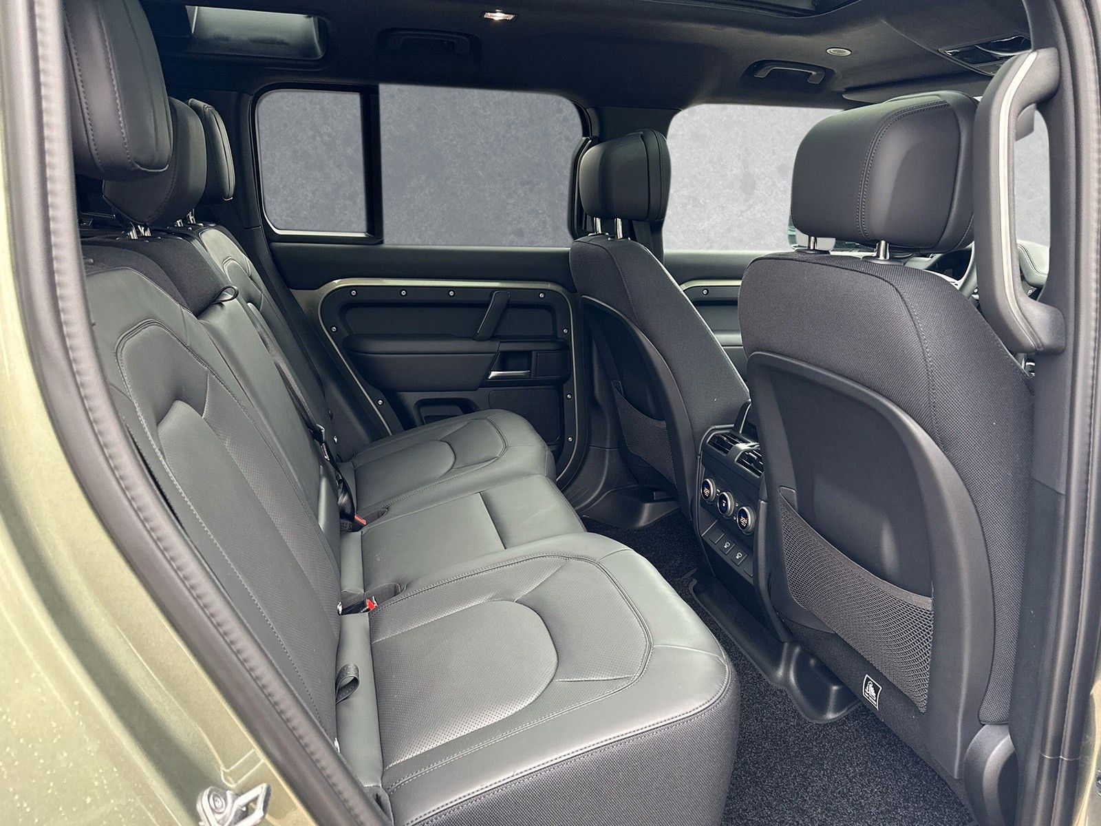 Land Rover Defender 110 D300 X SHZ 22 LM AHK foto 5
