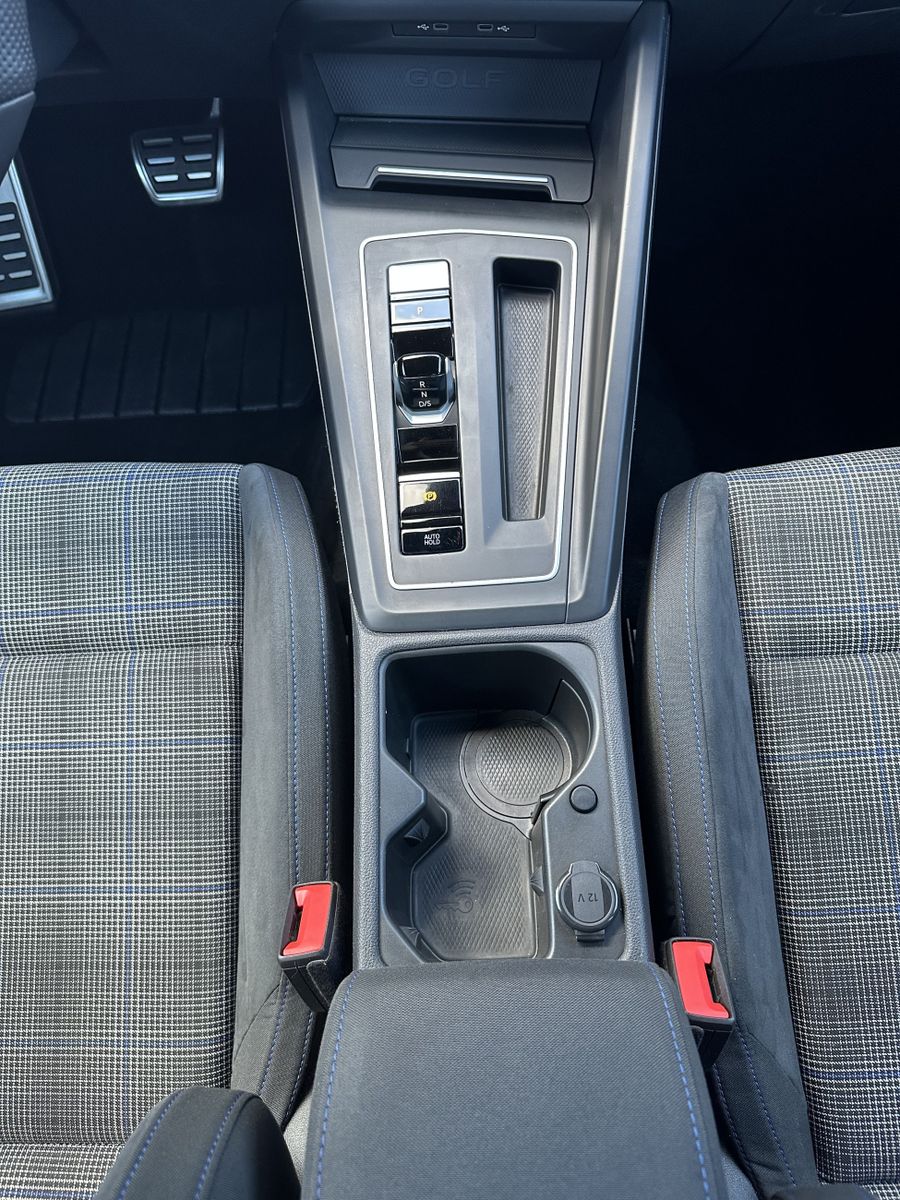Fahrzeugabbildung Volkswagen Golf VIII GTE eHybrid NAV+LED+HEAD-UP+CARPLAY+VC