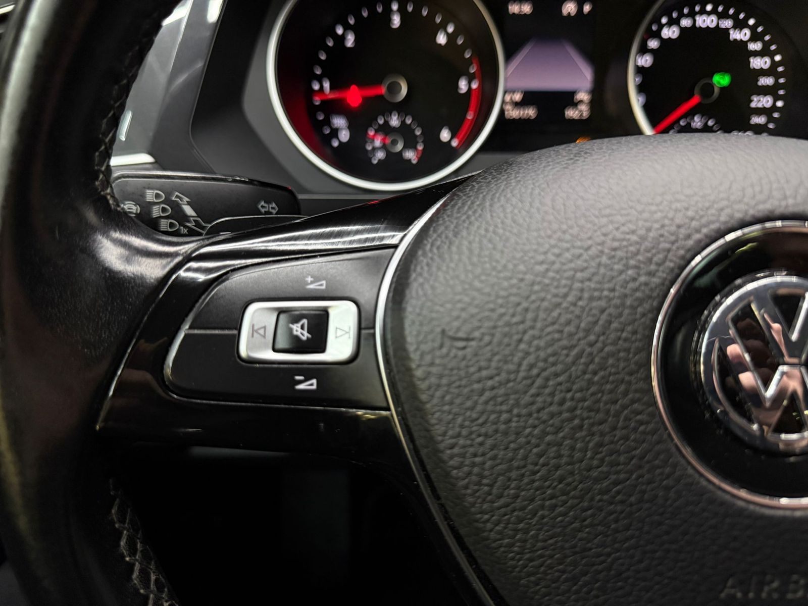 Fahrzeugabbildung Volkswagen Tiguan 2.0d DSG Comf 4Mot >NAVI+SHZ+PDC+LM+AHK+