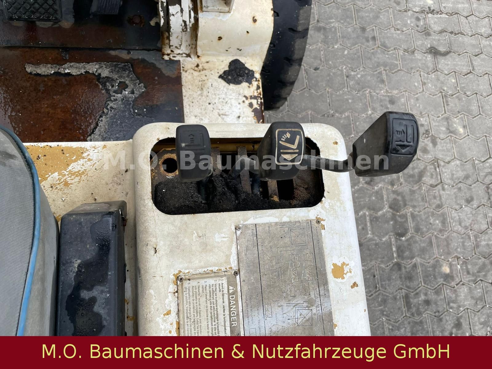 Fahrzeugabbildung CAT V 50 D / Duplex / Zwillingsbereift