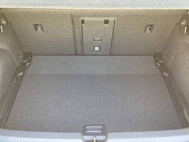 Fahrzeugabbildung Volkswagen Golf VIII Active eTSI DSG LED Navi AID ACC RFK S