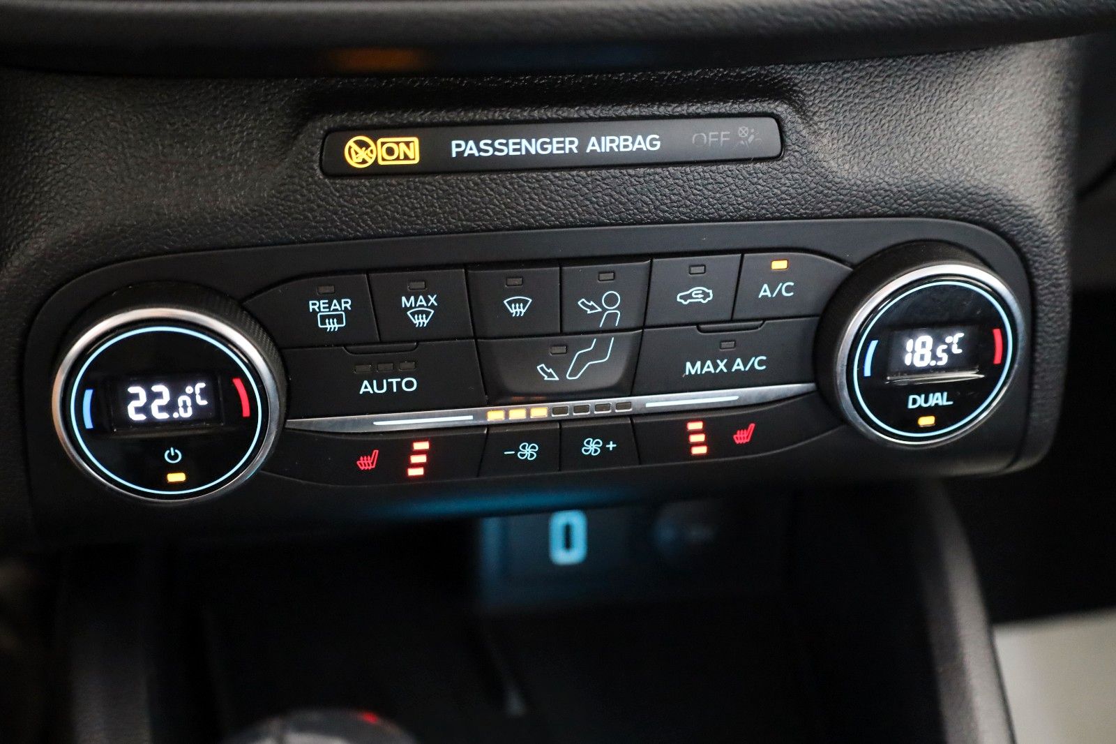 Fahrzeugabbildung Ford Focus Turnier Cool & Connect Navi,LED,Kamera,SH