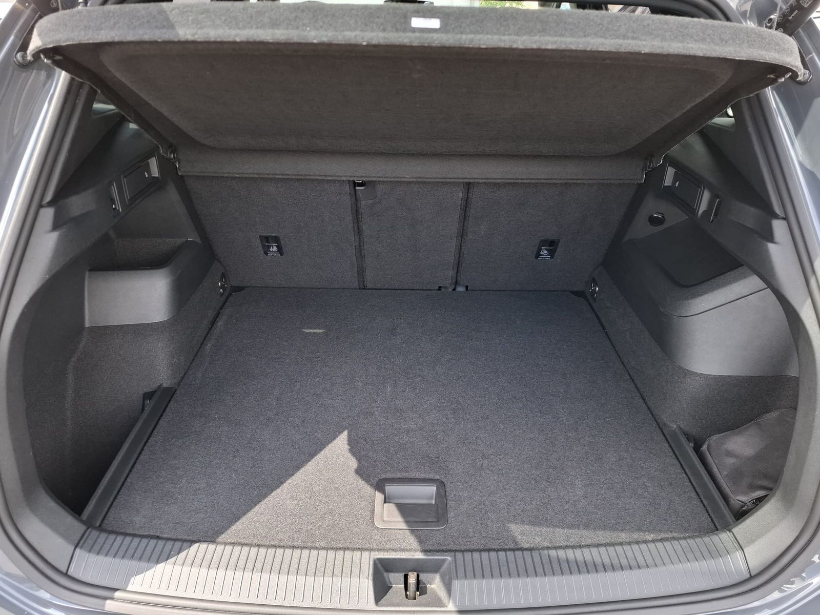 Fahrzeugabbildung Volkswagen Tiguan 2.0 TDI 4M R-Line BLACK*PAN*HK*AHK*MATRIX