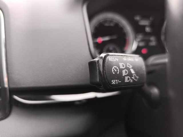 Fahrzeugabbildung SKODA Karoq 1.6 TDI SCR DSG Style LED NAVI KESSY SMART