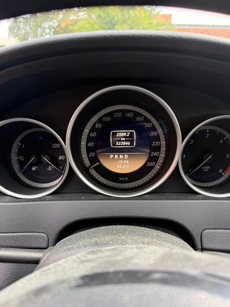Mercedes-Benz C200 2011 — interior