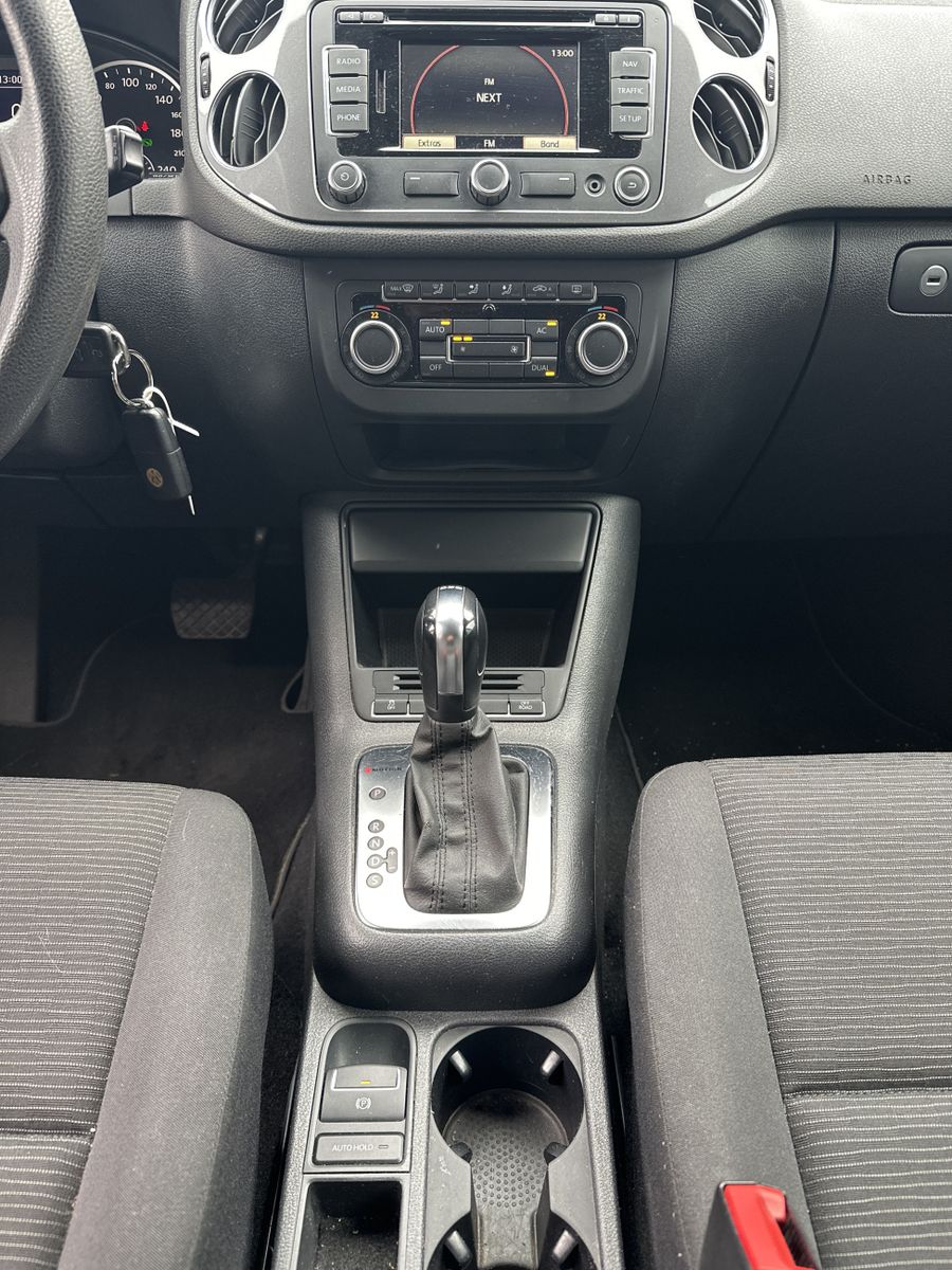 Fahrzeugabbildung Volkswagen Tiguan 2.0 TDI DSG Track&Field 4M NAV+XEN+AHK+KA