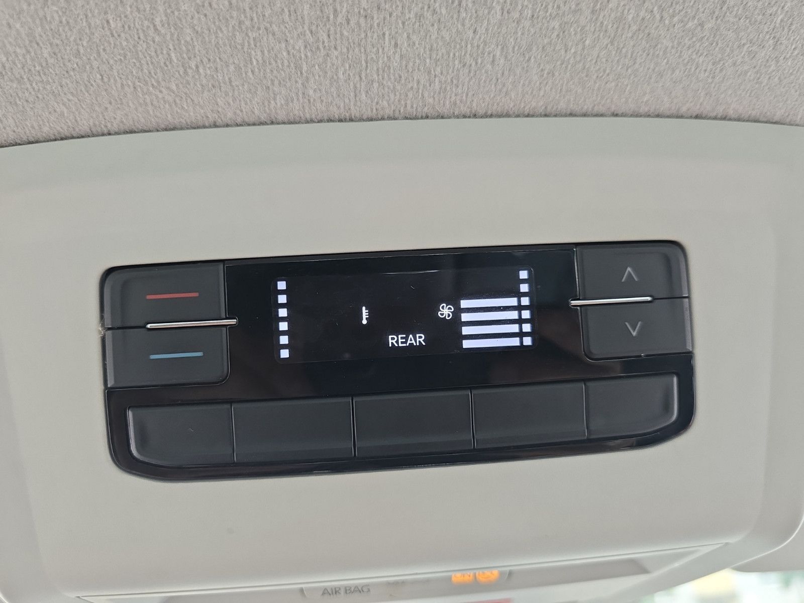 Fahrzeugabbildung Volkswagen T6 Transporter Kombi Langer Radstand 9 Sitzer