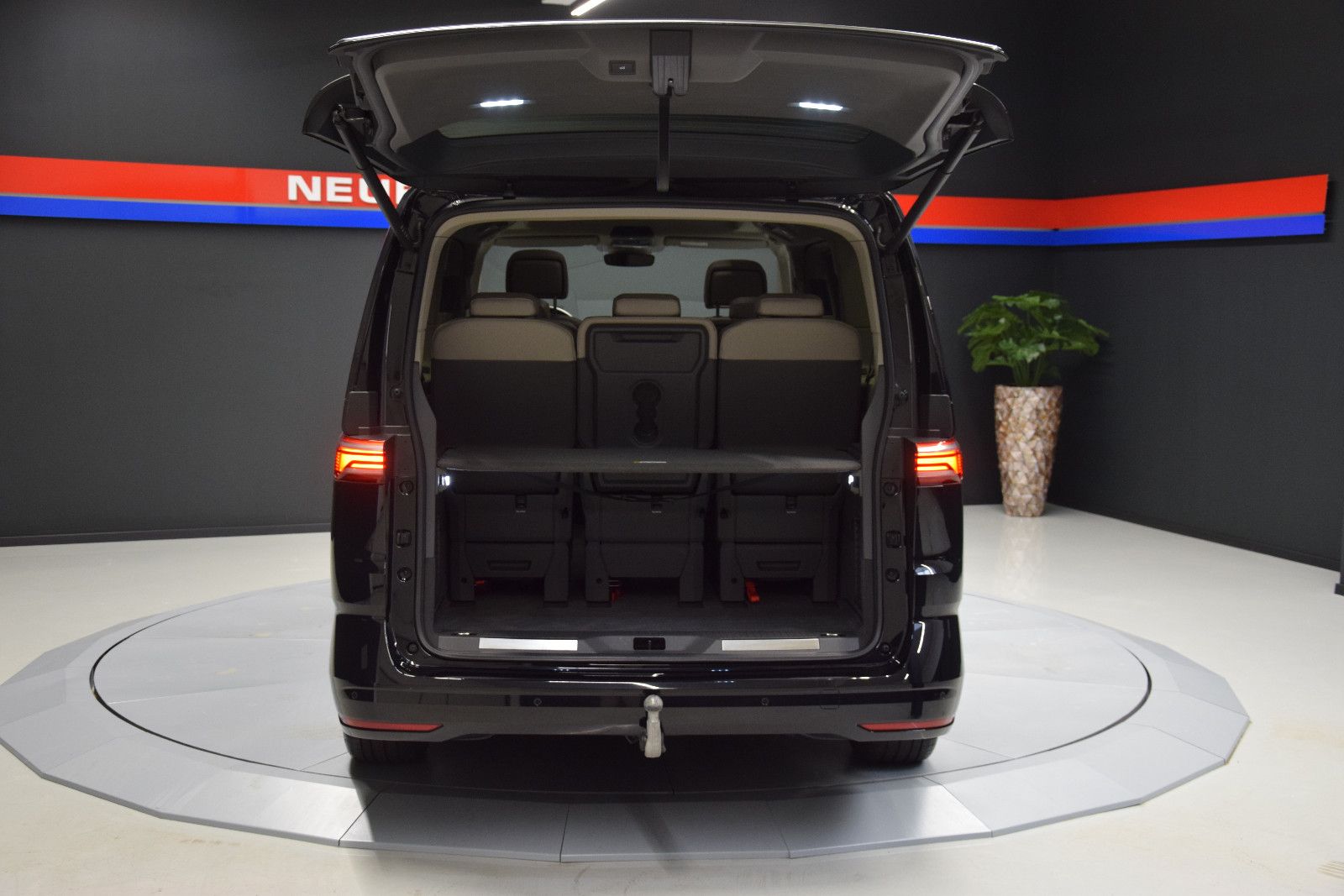 Fahrzeugabbildung Volkswagen T7 Multivan Pano ACC AHK DCC HK HuD 3-Zonen