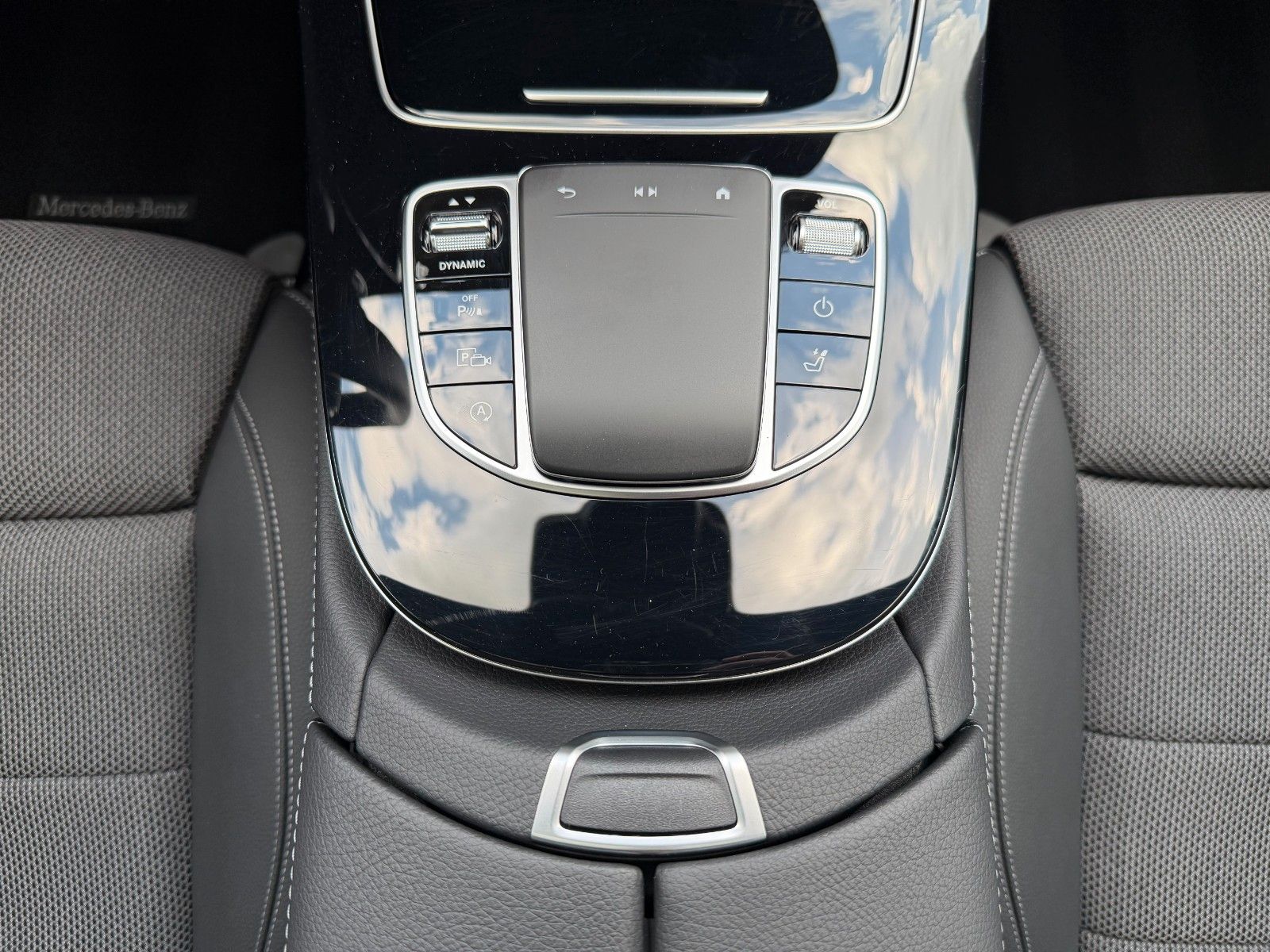 Fahrzeugabbildung Mercedes-Benz E 200d T Avantgarde+Pano+Distr+AHK+360