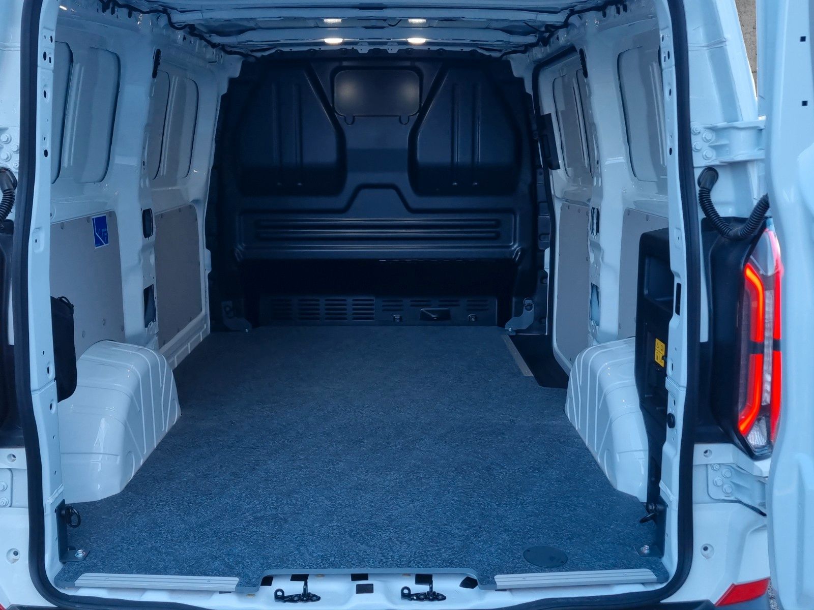 Fahrzeugabbildung Ford Transit Custom Kasten E 320 L1 Trend RWD