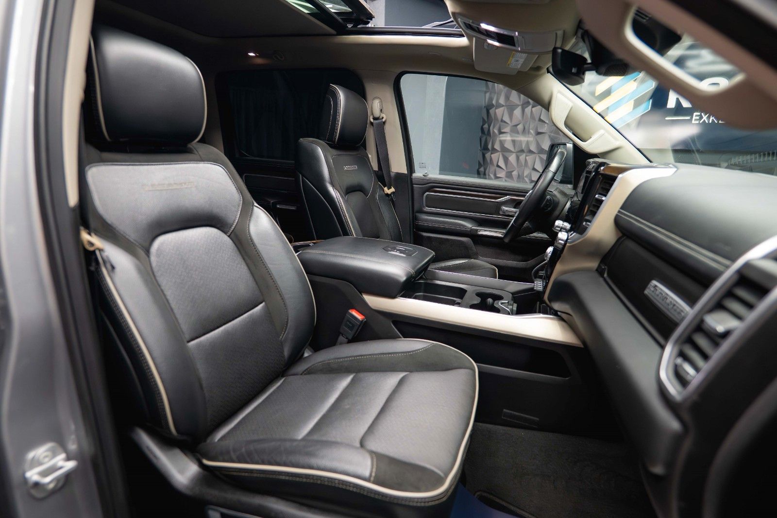 Fahrzeugabbildung Dodge RAM 5.7 V8 HEMI 4x4 LARAMIE PUNISHER *Pano*LED*