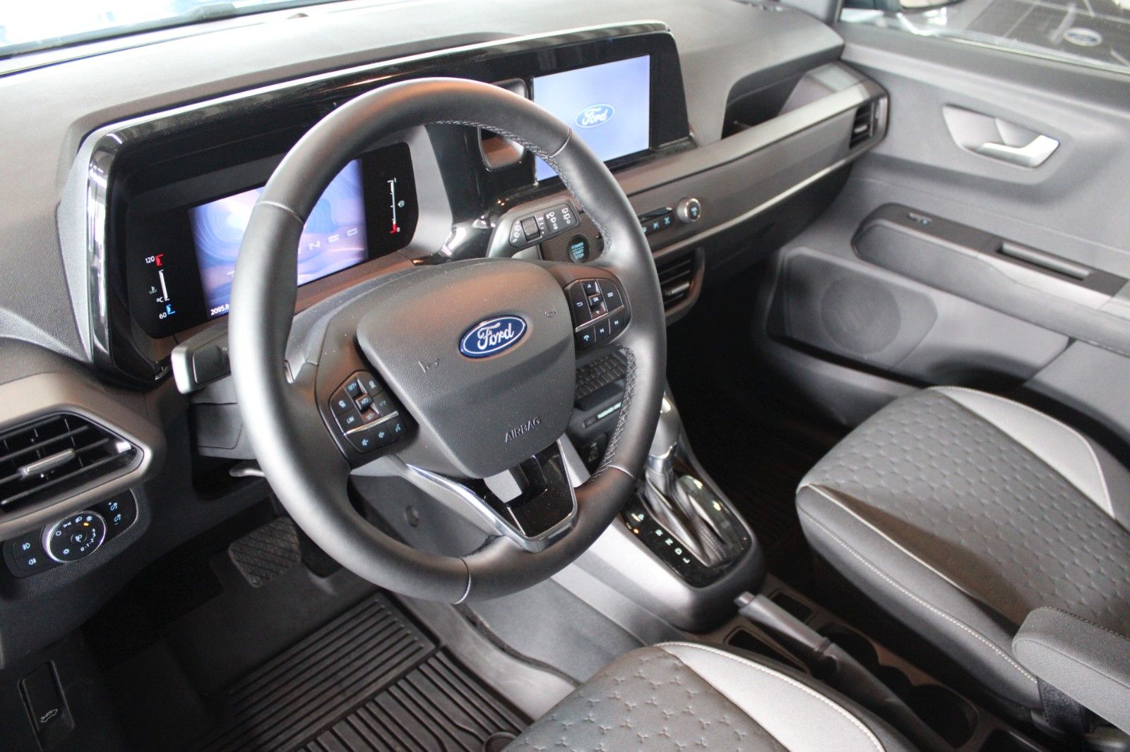 Fahrzeugabbildung Ford Tourneo Courier Titanium Automatik FahrerAssPak