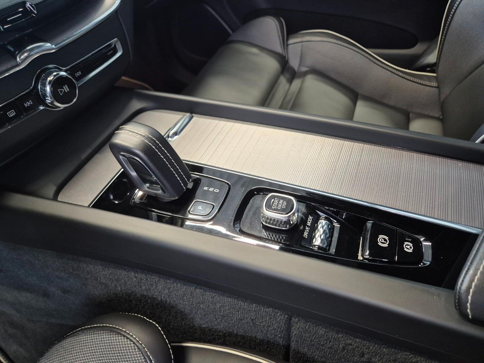 Volvo XC60 R DESIGN 2.0d AWD LEDER NAVI SPUR CAMERA