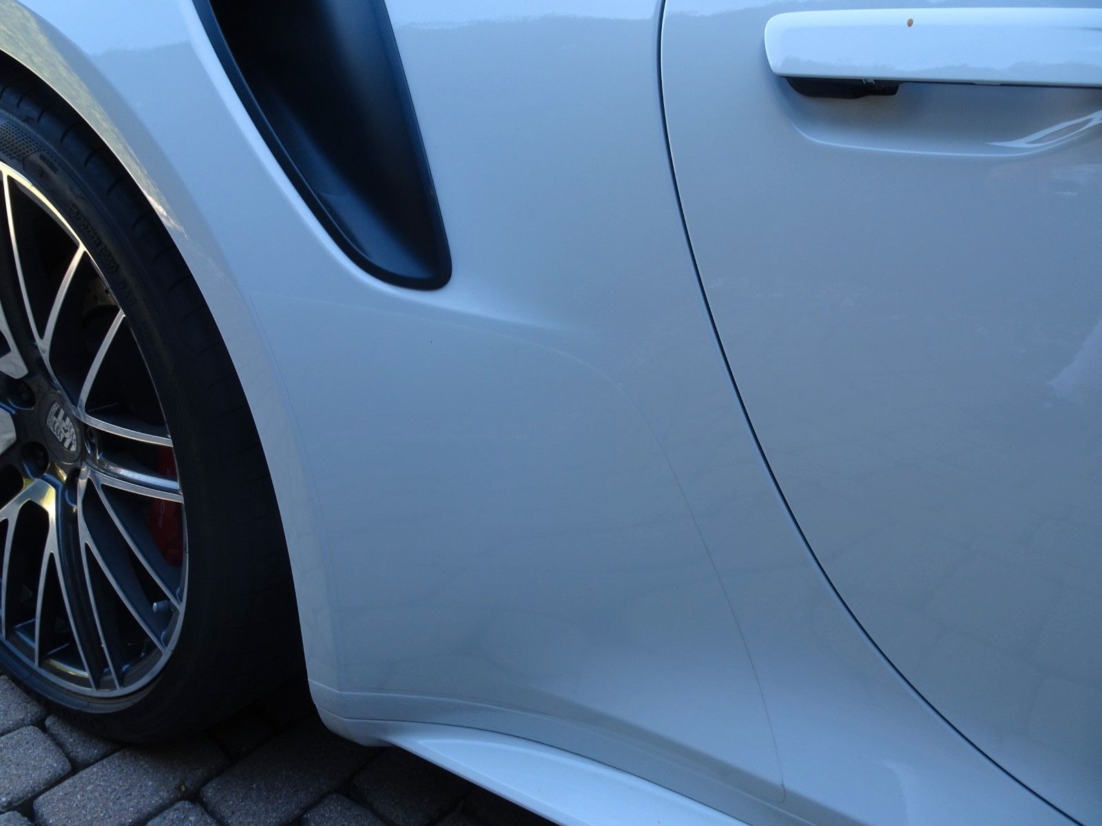 PORSCHE 992 Turbo Coupe/1. Hand/original 6.000 km !