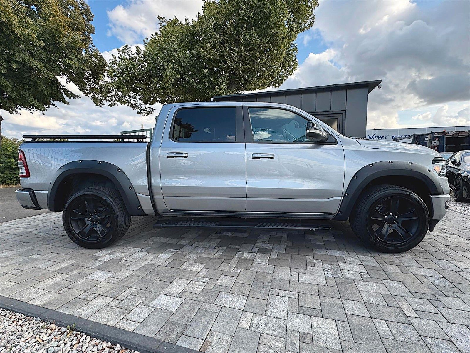 Fahrzeugabbildung Dodge RAM 5.7 V8 HEMI NightEdition OFFROAD CrewCab 4x4