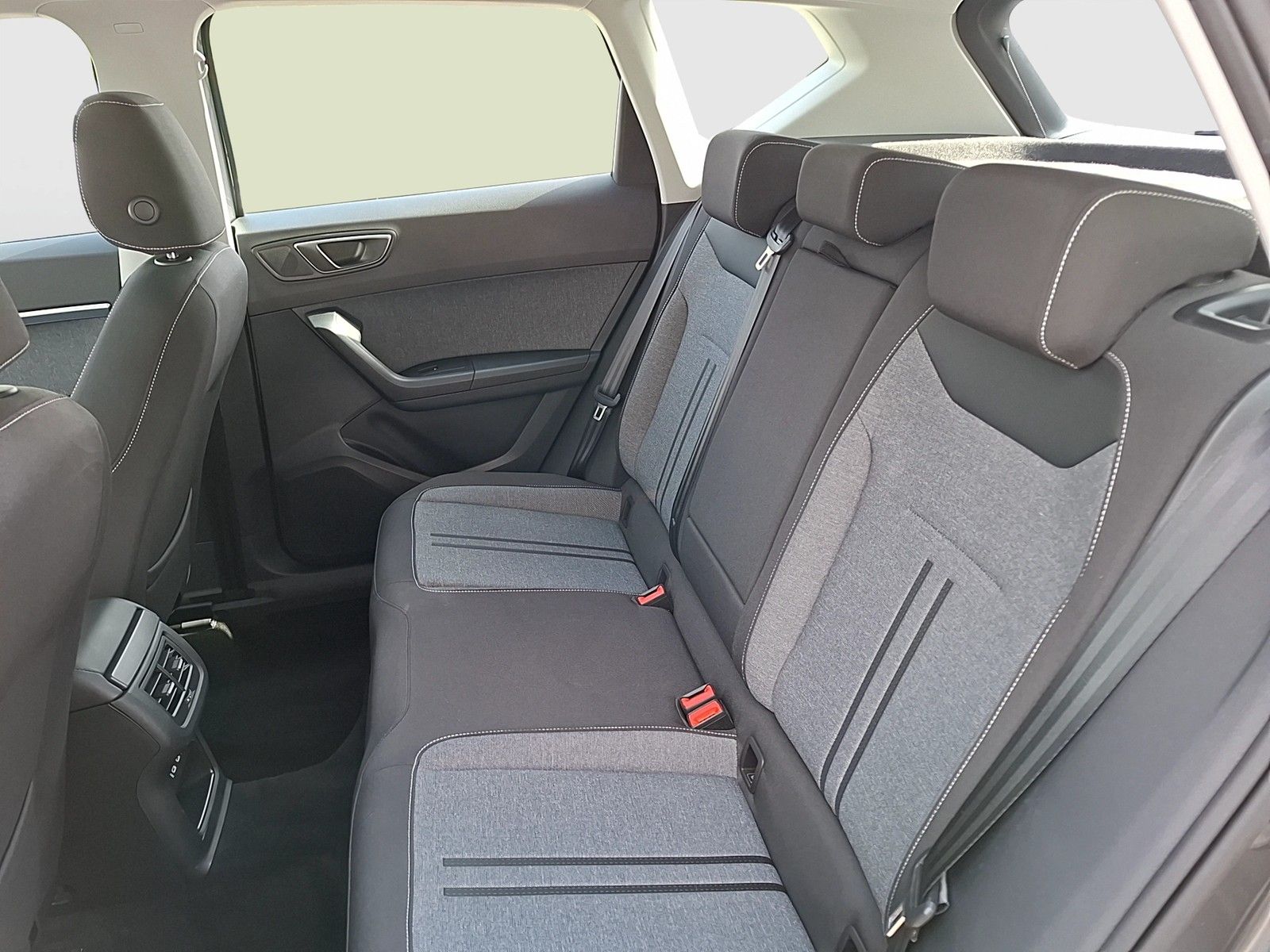 Fahrzeugabbildung SEAT Ateca TSI Style DSG LED Navi AID ACC Park-Assist