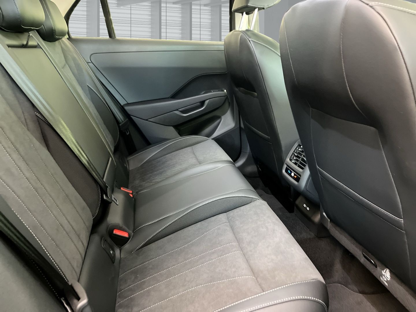 Fahrzeugabbildung Volkswagen T-Roc Style 1.5 eTSI DSG HUD AHK-el. klappb. Nav