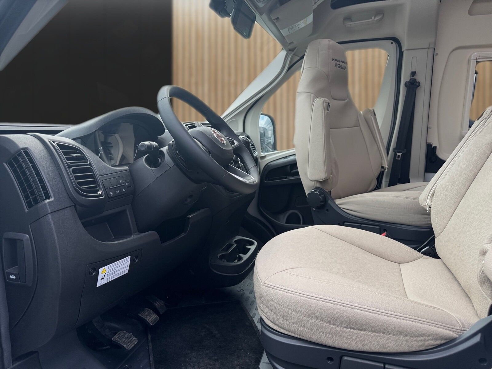Fahrzeugabbildung Karmann Dexter DE 580 140 PS / Concept Paket