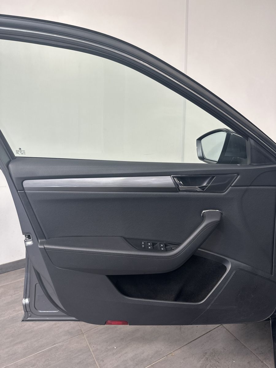 Fahrzeugabbildung SKODA Superb Combi 1.4 TSI iV Style DSG NAV+LED+ACC+VC