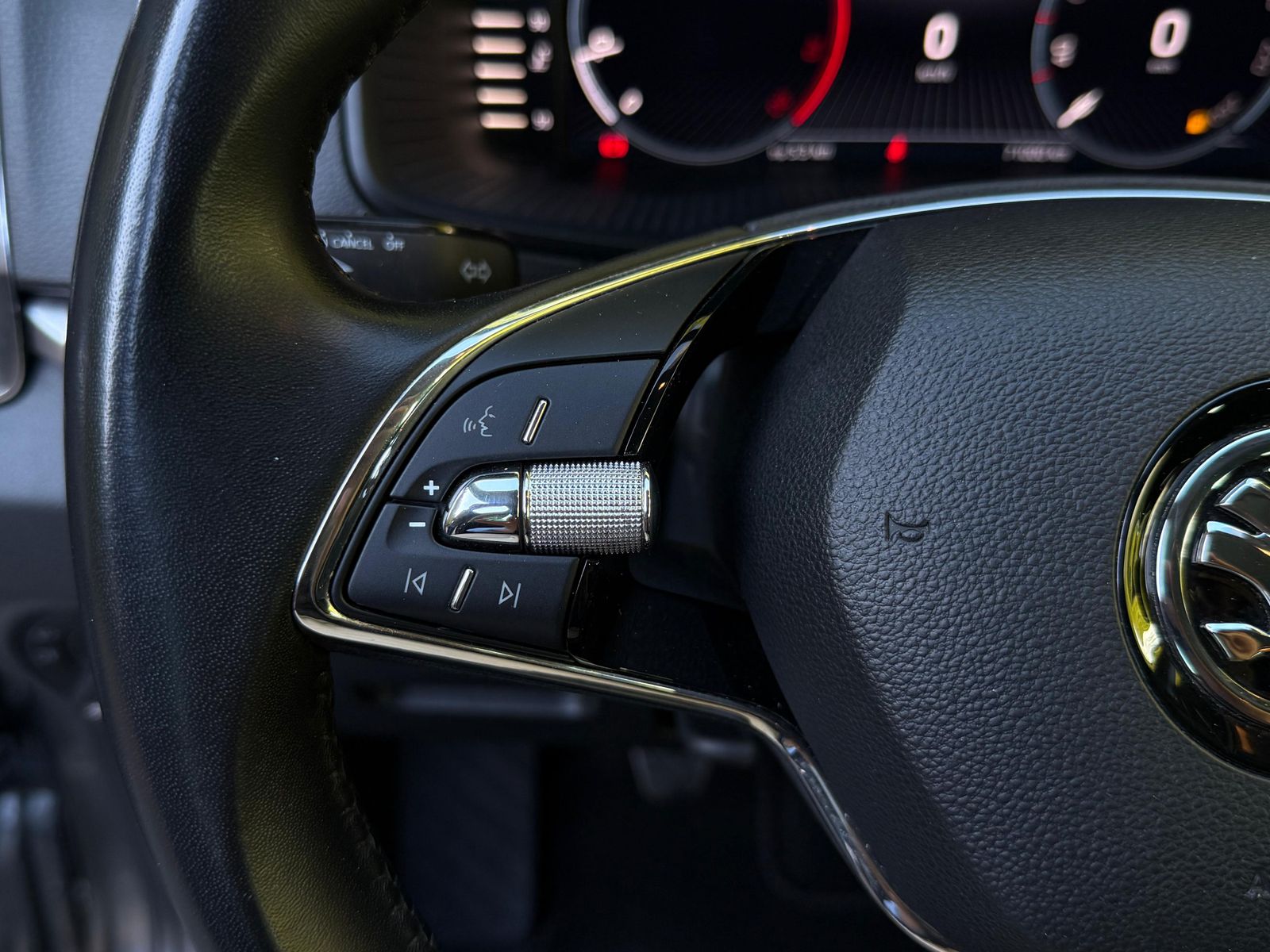 Fahrzeugabbildung SKODA Karoq 1.5 TSI Ambition LED+KAMERA+VIRT+CARPL+DAB