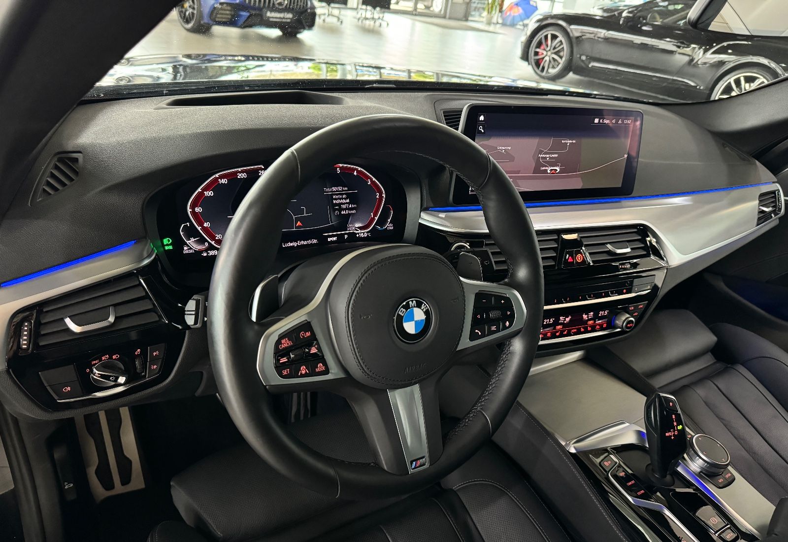 Fahrzeugabbildung BMW 530d xD M Sport Panorama Kamera HUD HiFi DAB ACC