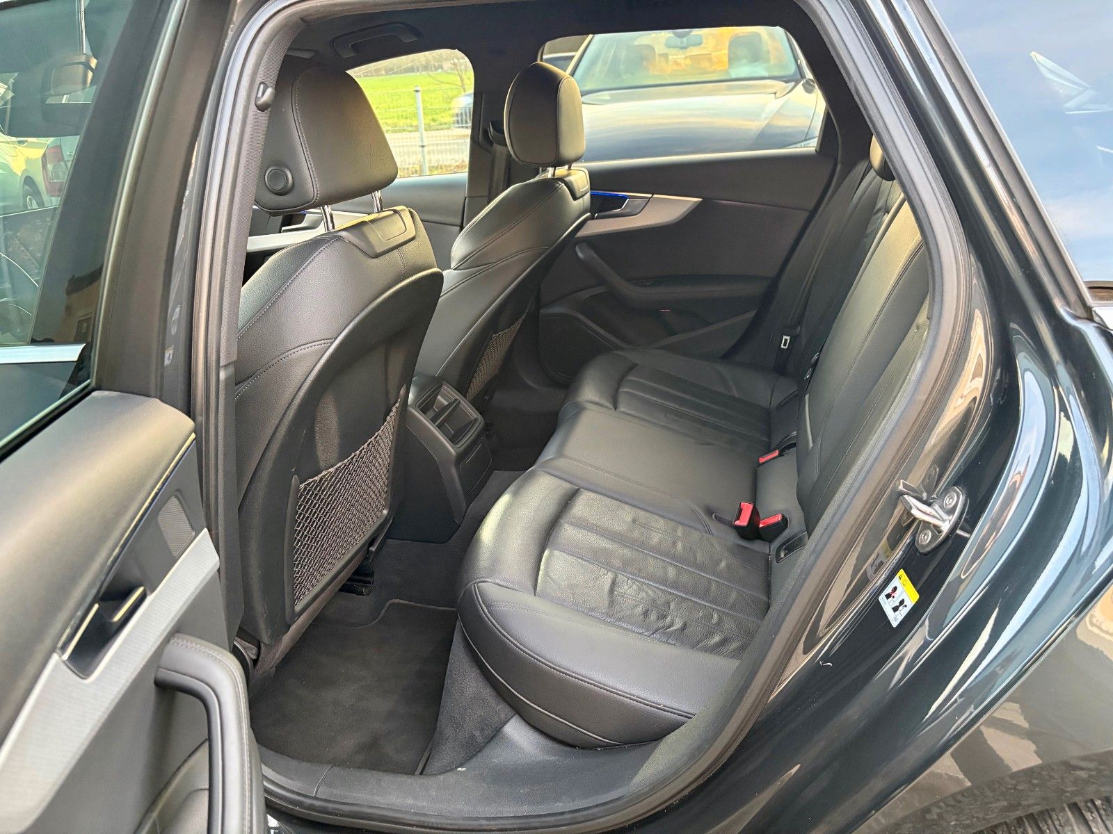 Fahrzeugabbildung Audi A4 Avant 2.0 TDI sport Navi Leder Xenon S-LINE