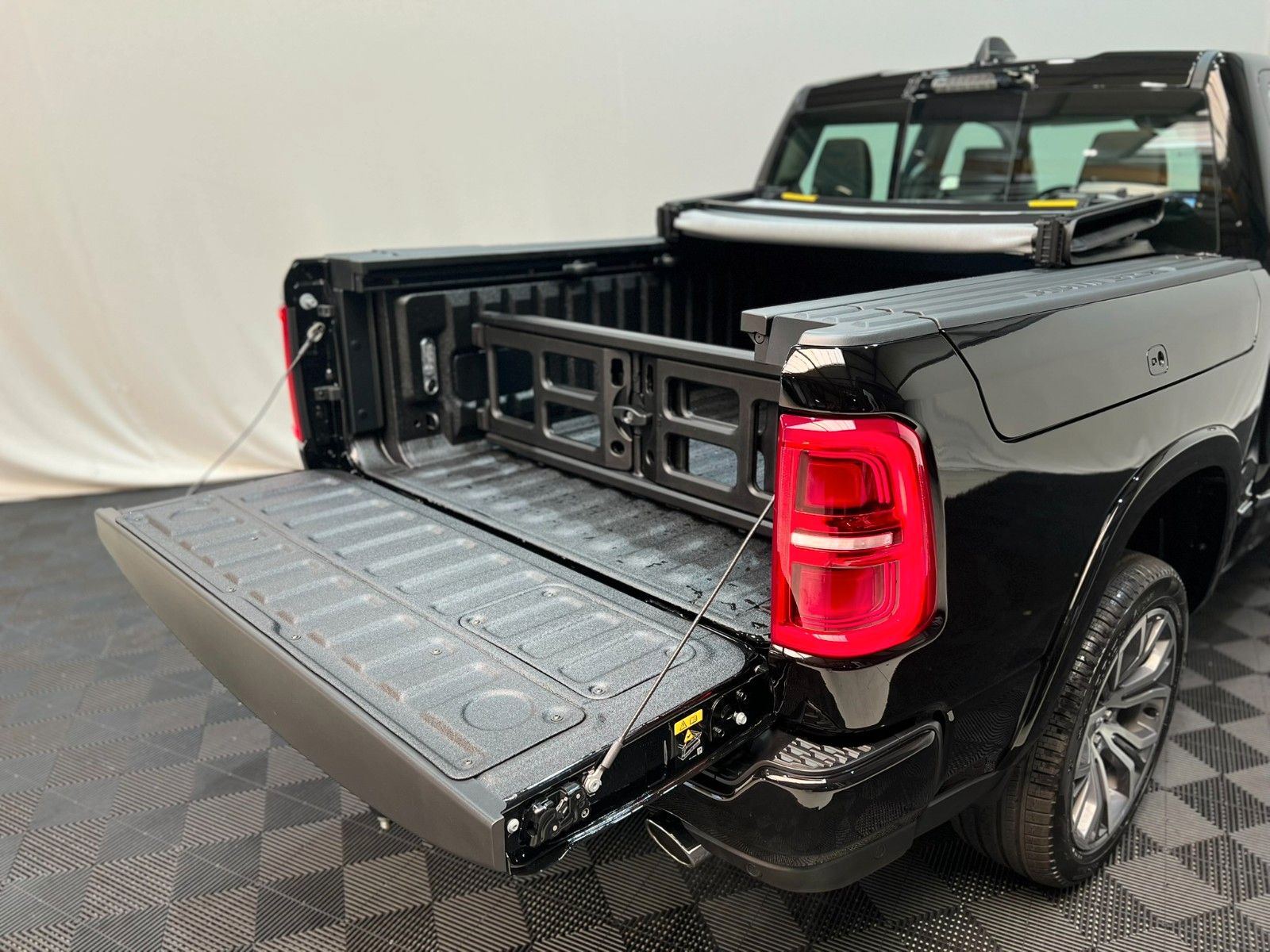Fahrzeugabbildung Dodge RAM 1500 TUNGSTEN CREW CAB H/O Black Interieur