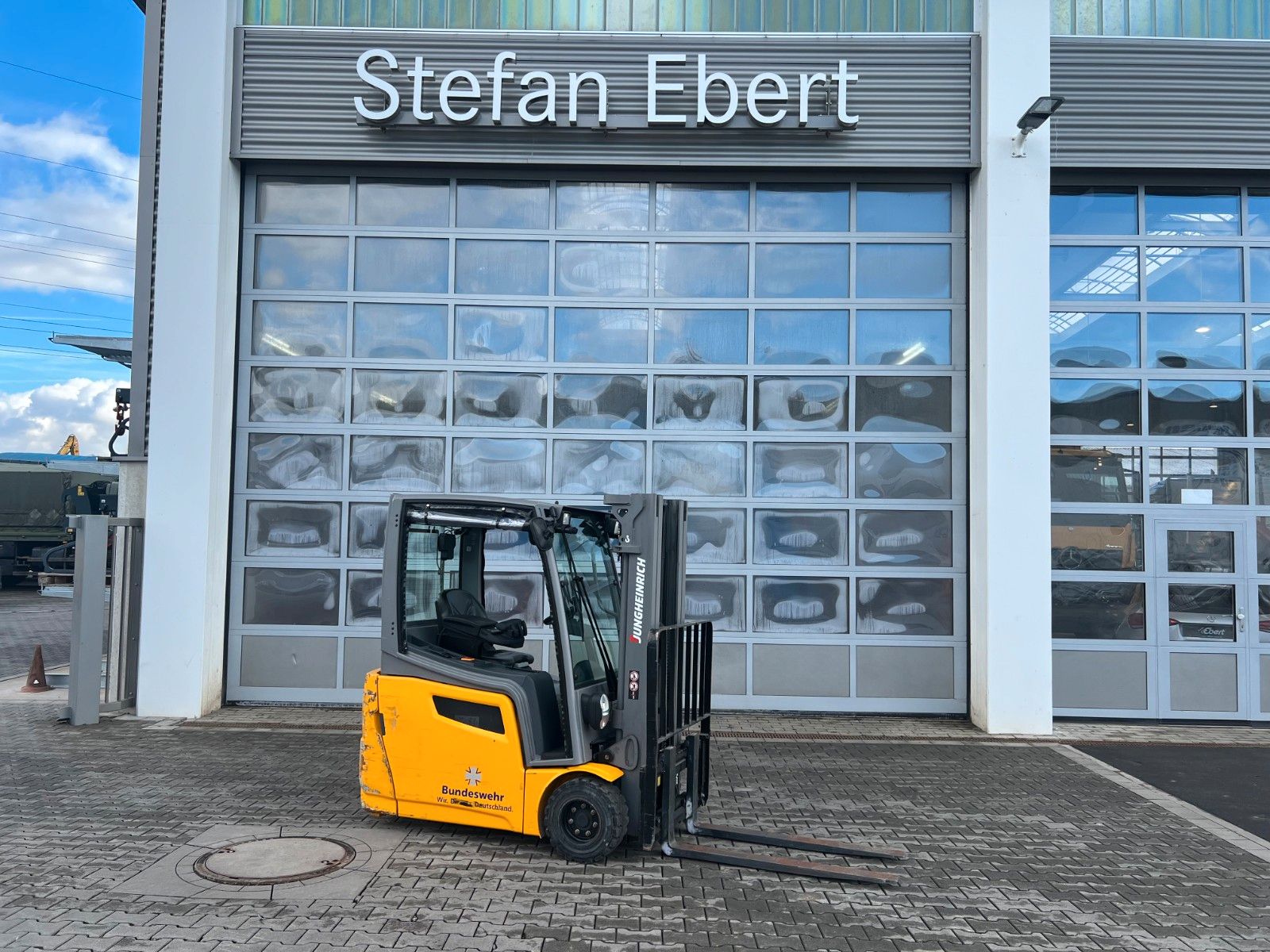 Fahrzeugabbildung Jungheinrich EFG 218 / Triplex 4.30m / SS / nur 1.738h