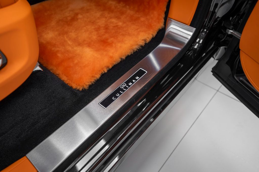 Cullinan BLACK BADGE 2026 BLACK/ORANGE 4 SEATS - Bild 27
