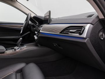 Fahrzeugabbildung BMW 520d xD Luxury Line Kamera HUD DAB HiFi DisplKey