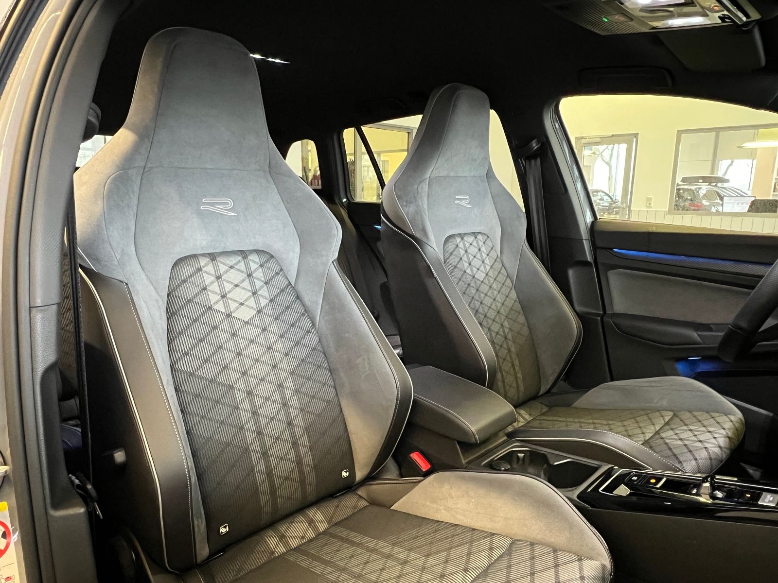 Fahrzeugabbildung Volkswagen Golf VIII Variant R-Line 1.5 eTSI DSG *AHK, LED,
