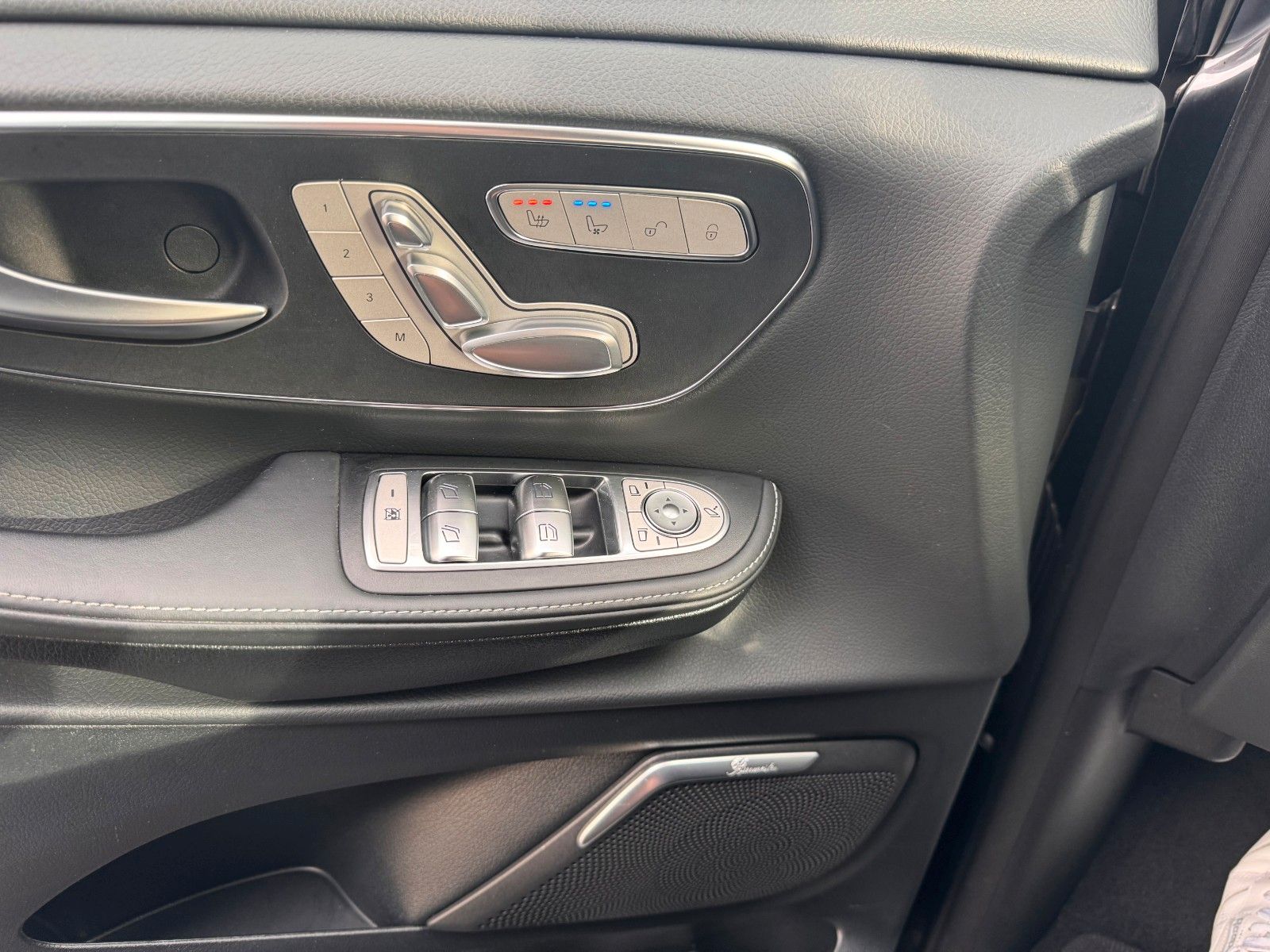 Fahrzeugabbildung Mercedes-Benz V 300 d 4MATIC AVA ED AMG DISTR Stdh AHK2,5 PANO