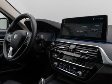 Fahrzeugabbildung BMW 530e Tour Luxury Line HiFi Pano AHK Kamera DAB