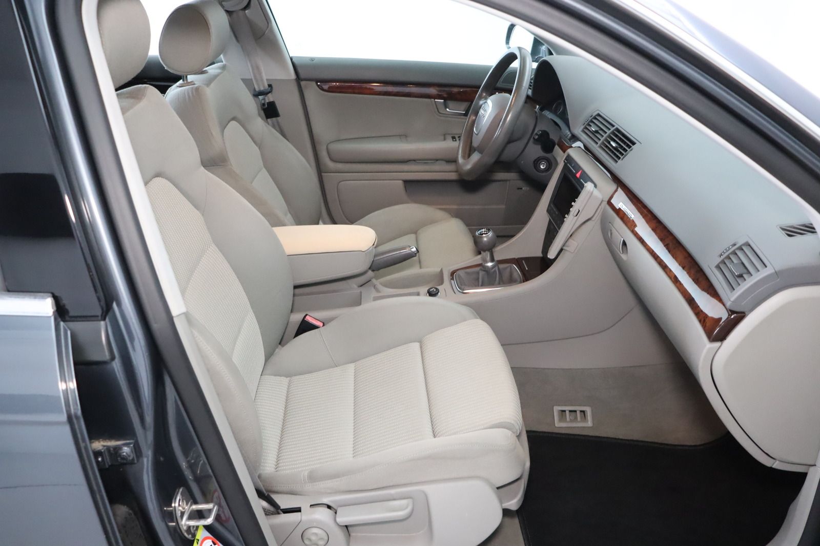 Fahrzeugabbildung Audi A4 Avant 3.2 V6 quattro * Navi * Xenon *