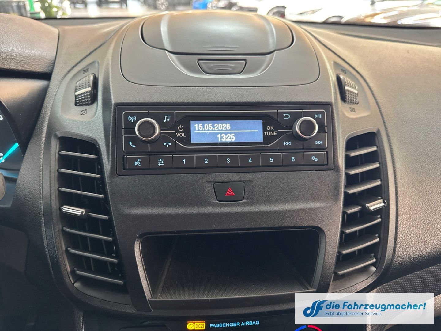 Fahrzeugabbildung Ford Transit Connect Kasten lang Kurvenlicht DAB SHZ