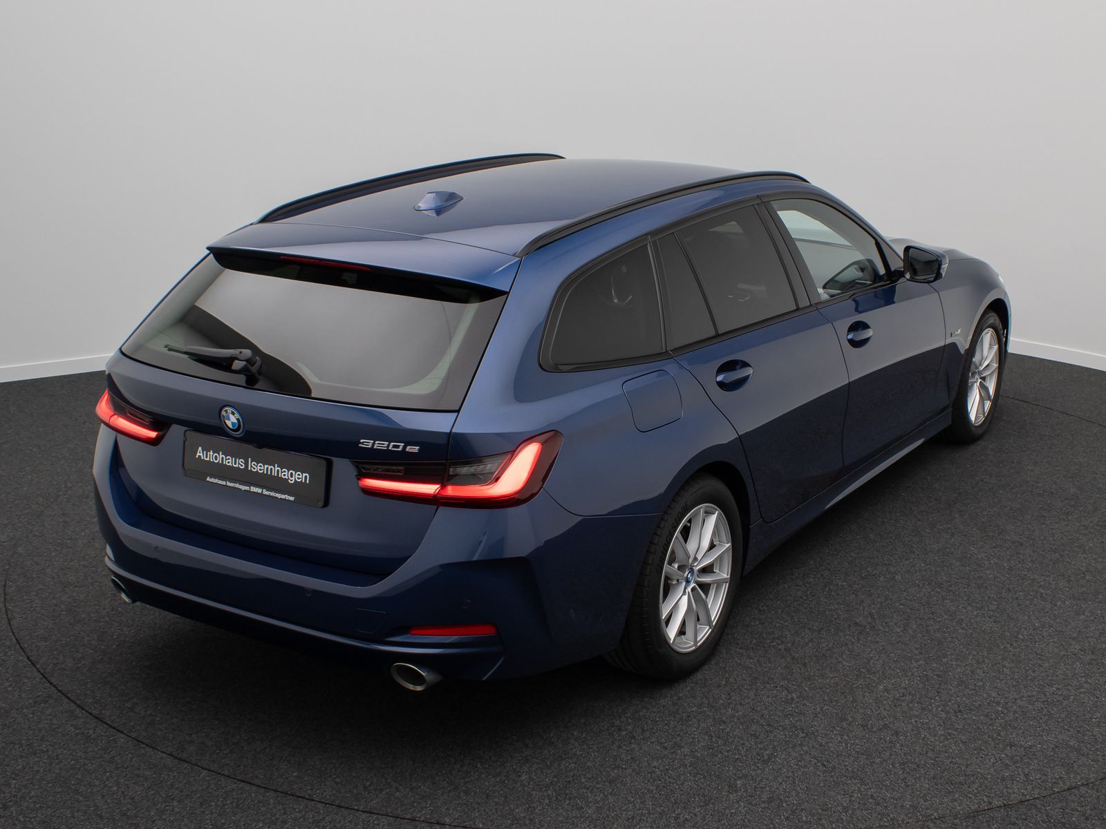 Fahrzeugabbildung BMW 320e HUD Alarm DAB Kamera GeschwindigReg Widscre