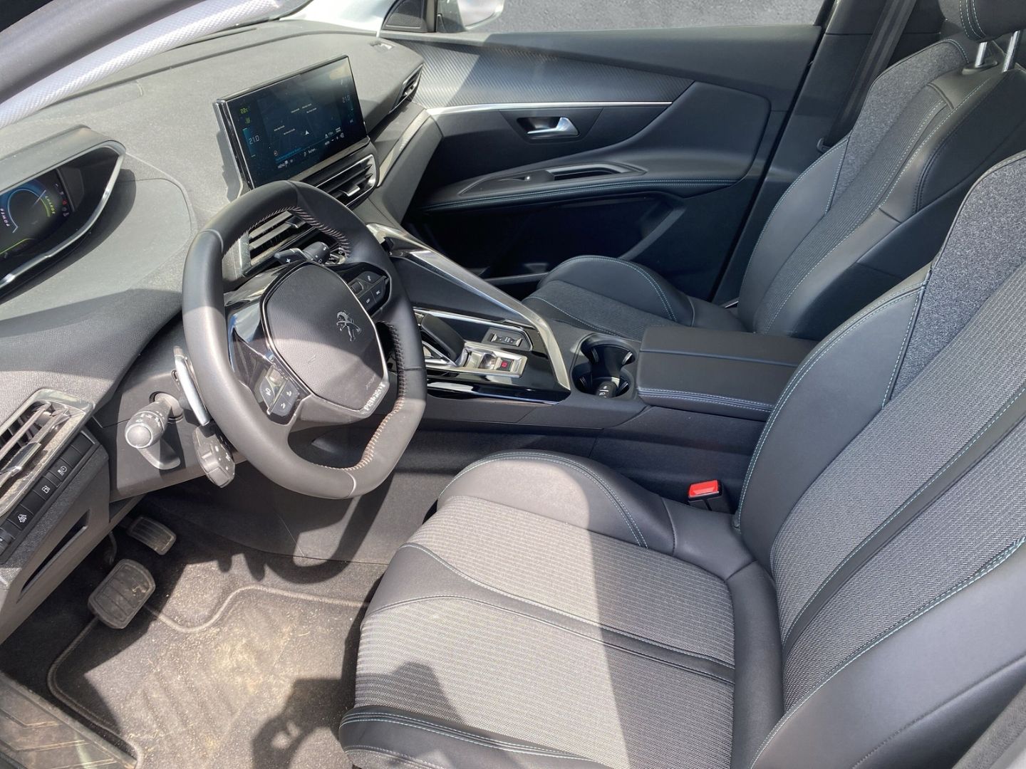 Fahrzeugabbildung Peugeot 3008 Hybrid 225 Allure Pack 1.6 Plug-In EU6d Nav