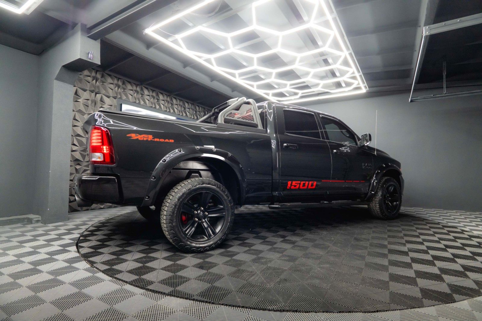 Fahrzeugabbildung Dodge RAM 5.7 V8 HEMI 4x4 OFFROAD Night-Paket LONGBED