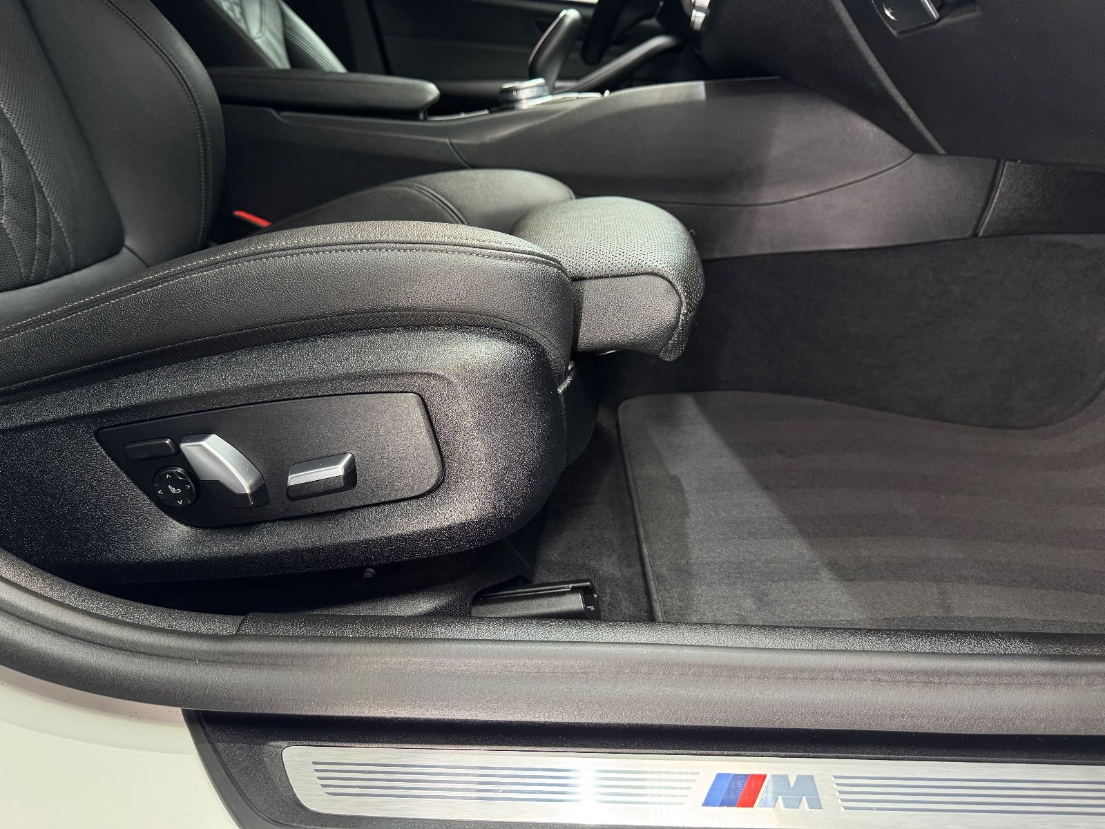 Fahrzeugabbildung BMW 520d xDrive M Sport|HEAD-UP|ACC|LASER|