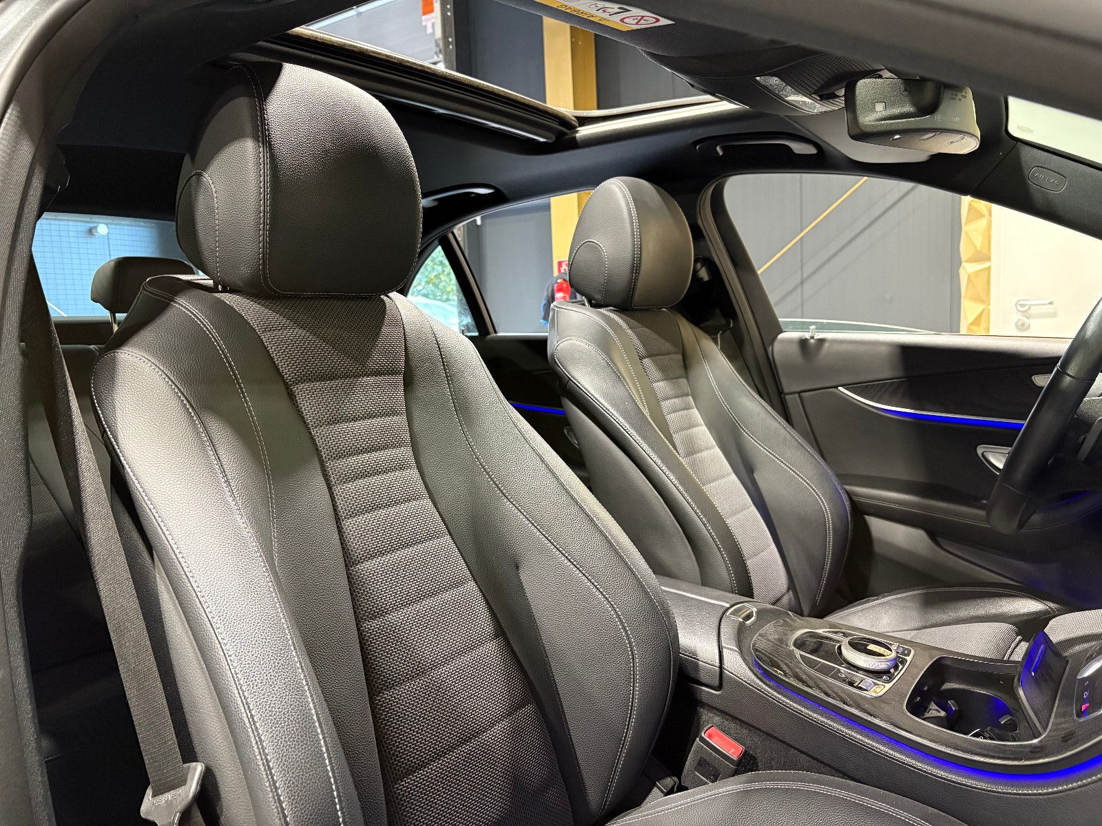 Fahrzeugabbildung Mercedes-Benz E 200 Lim./PANO/AMBIENTE/APPLE/SHZ/KLIMA/